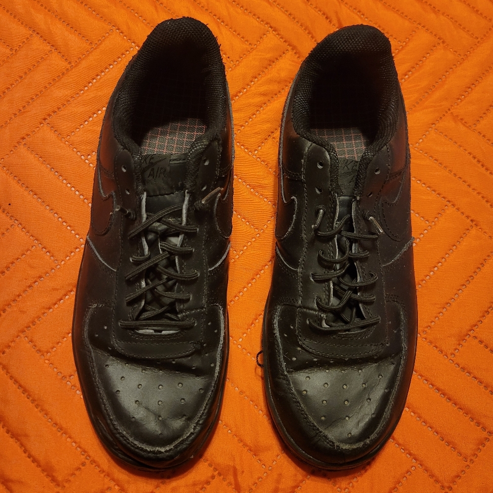 NIKE AIR Force 1. Black shoes. Sneakers. 9.5